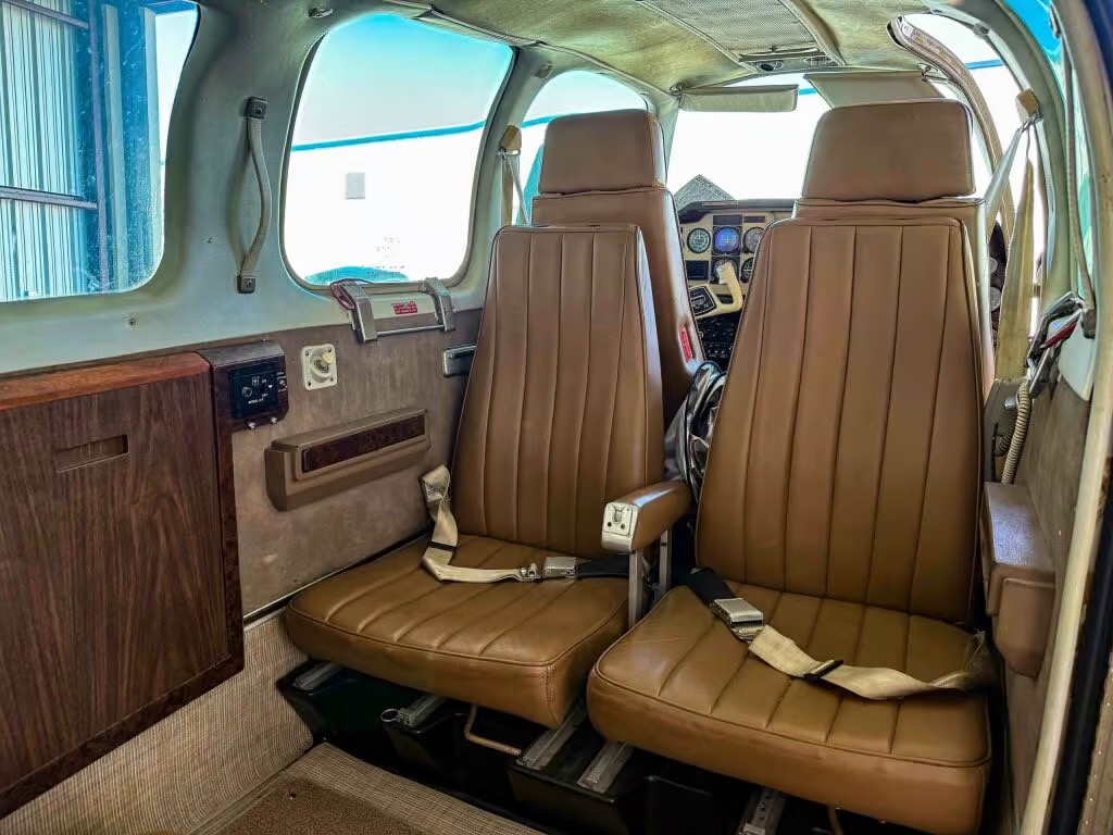 Beechcraft Baron 58 - 1975 - Image 2